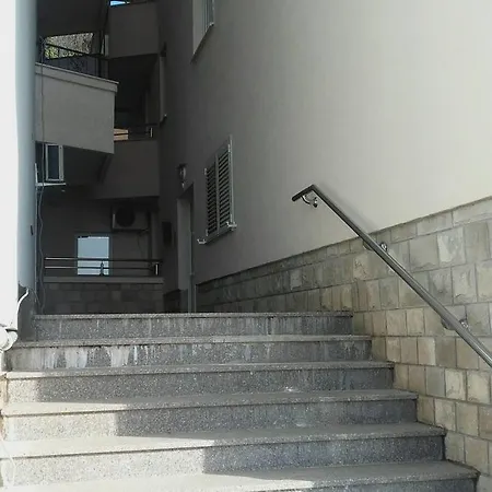 - Jaz * Budva