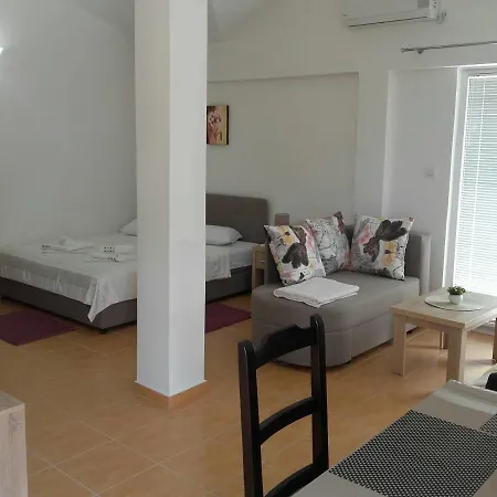 - Jaz Apartament *
