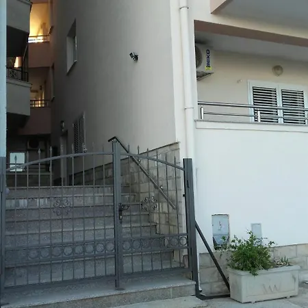 - Jaz Apartament *